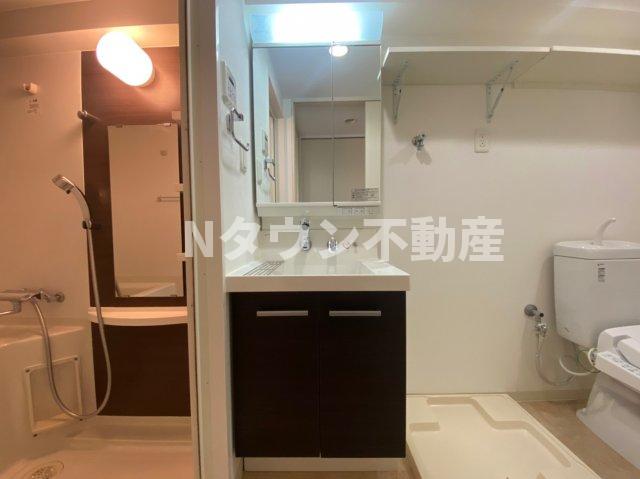 洗面設備　明るい洗面所です