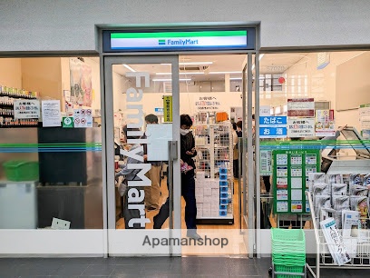 コンビニ　ファミリーマート文京シビックセンター店（コンビニ）まで293m