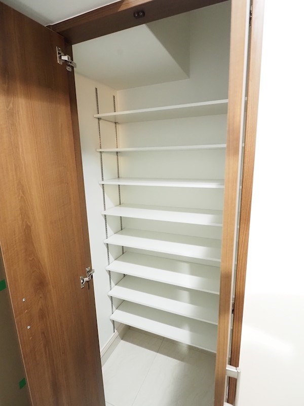 収納　中に一歩踏み出て靴を入れよう