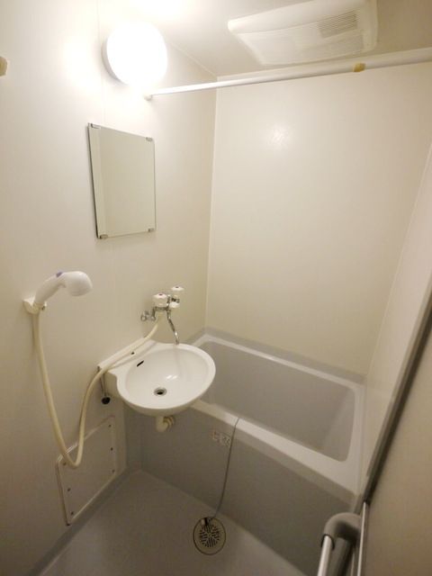 バス・シャワールーム　★清潔感のあるお風呂場です★