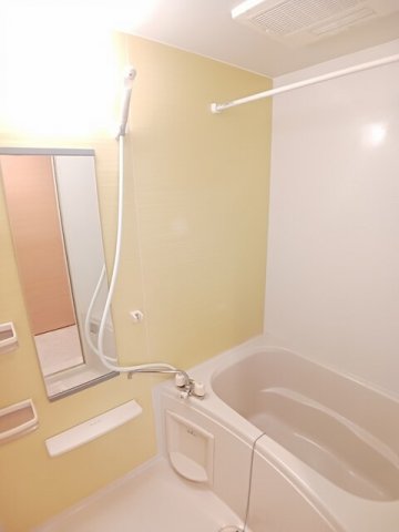 バス・シャワールーム　コンパクトで使いやすいお風呂です