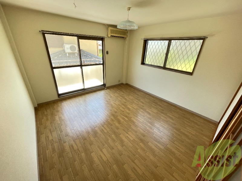 居室・リビング　窓も２面あるので日当たり良好で風通しも良いです！！