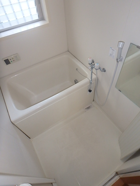 バス・シャワールーム　換気窓のついたバスルームです。