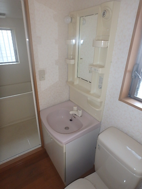 洗面設備　忙しい朝も安心の独立洗面台です。