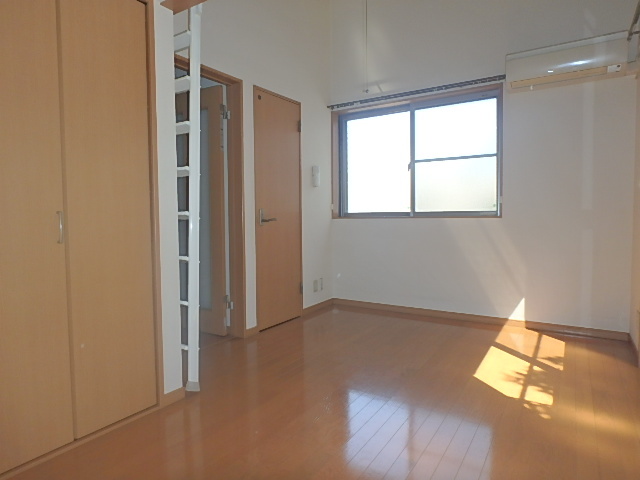 居室・リビング　採光窓が多くて明るいですね。