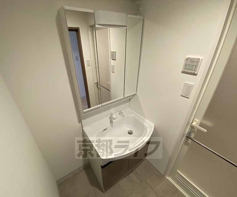 洗面設備　シンプルな洗面所です。