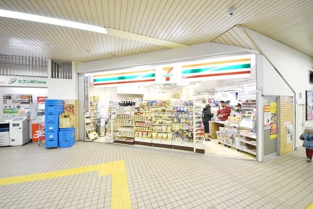 コンビニ　セブンイレブン福岡市地下鉄貝塚駅店（コンビニ）まで583m