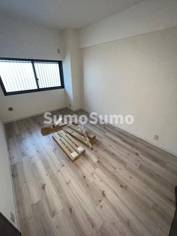 その他部屋・スペース　落ち着いた色調の寝室です