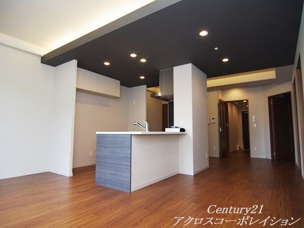 居室・リビング　床色が落ち着いた色合いで綺麗です♪