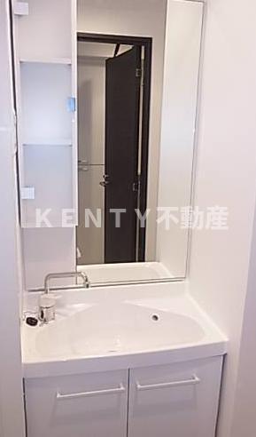 洗面設備　ゆったりとスペースのある洗面所