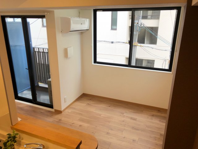 居室・リビング　エアコン付きで快適に過ごせます♪