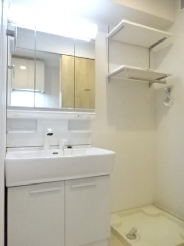 洗面設備　スペースが確保できる洗面所です