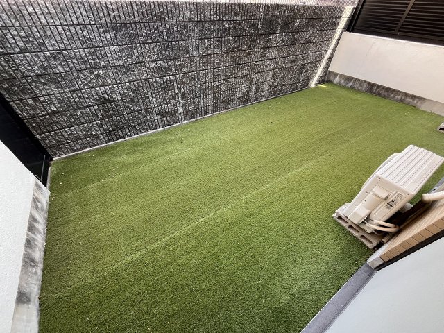 バルコニー　暖かな日差しのふりそそぐバルコニー