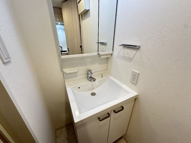 洗面設備　明るい洗面所です