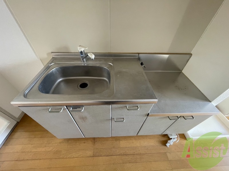 キッチン　キッチンは作業台もあり広めなので使いやすそうですね。