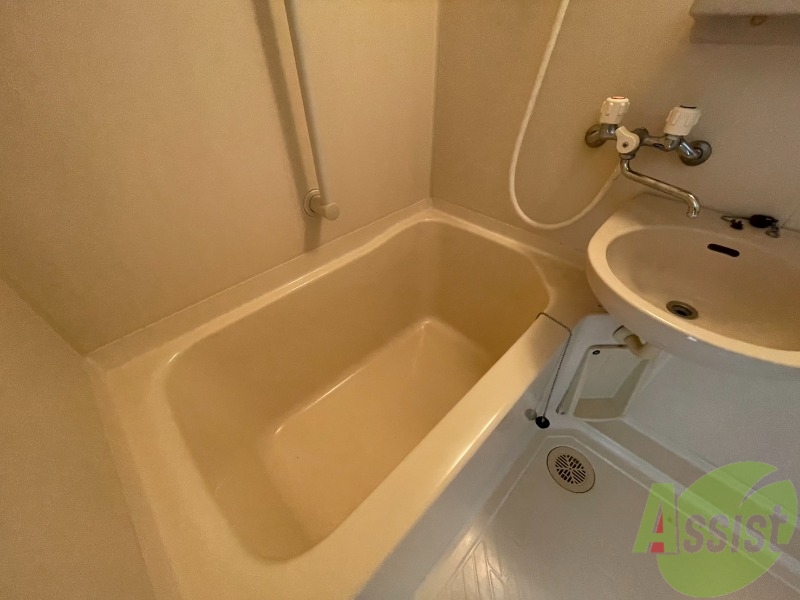 バス・シャワールーム　浴室はシンプル。一人暮らしにはちょうど良いサイズですね。