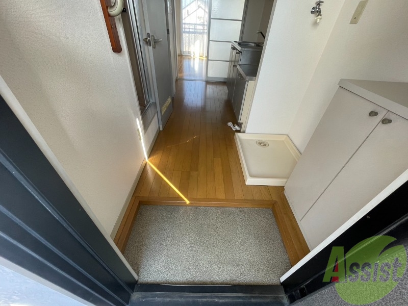 玄関　玄関から撮影しました。明るい印象ですね。