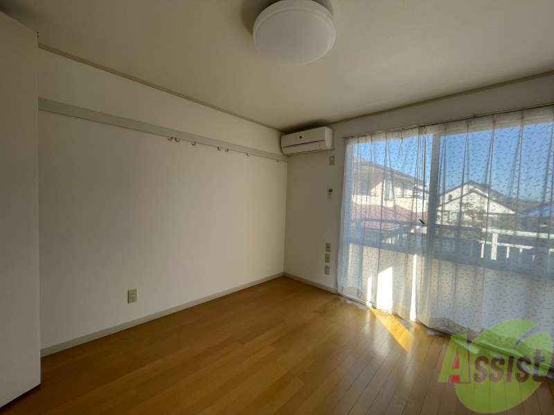 居室・リビング　６帖の洋室です。生活のメインとなる部屋ですね。