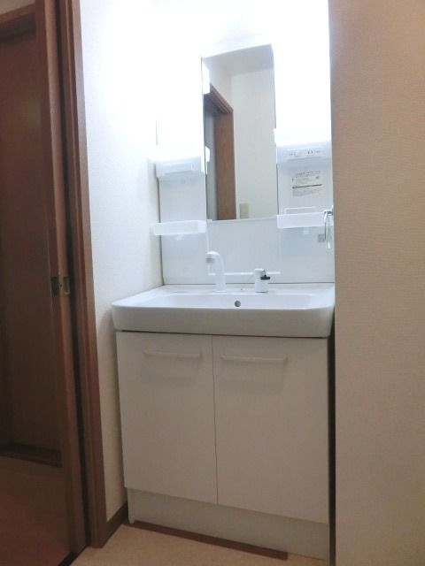 洗面設備　洗髪もできる便利な洗面台