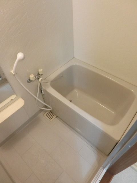 バス・シャワールーム　清潔感のあるバスルーム