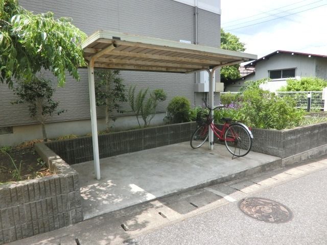 その他共有部分　屋根付きの駐輪場です