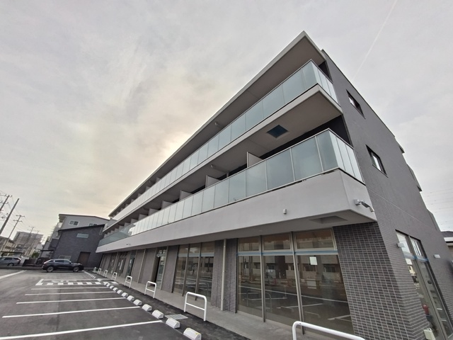 建物外観　３階建て・ＲＣ低層マンション♪