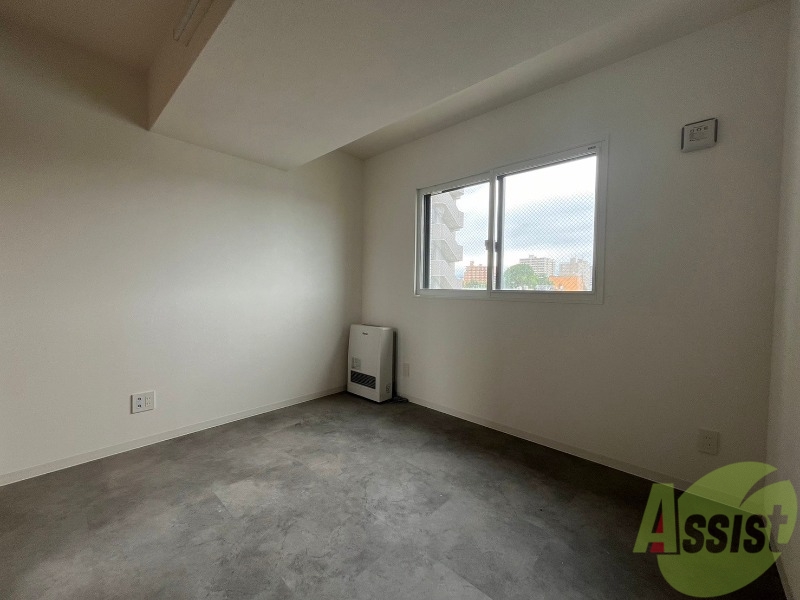 その他部屋・スペース　寝室はこちらです。光が差し込む、温かみのあるお部屋です。