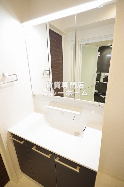 洗面設備　三面鏡独立洗面台！