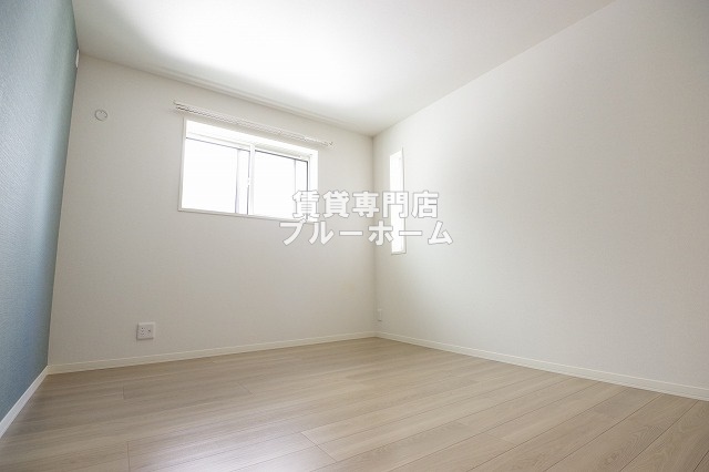 その他　6.4帖の明るい洋室！