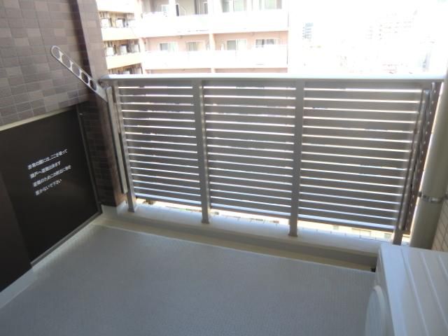 バルコニー　奥行きのあるゆったりバルコニー