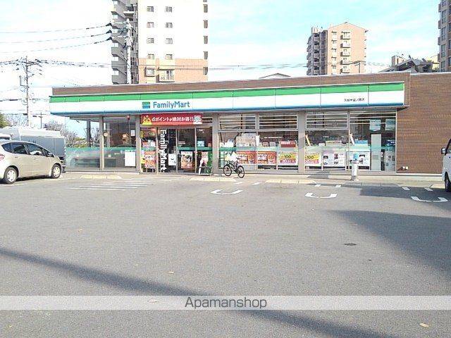 コンビニ　ファミリーマート（コンビニ）まで300m