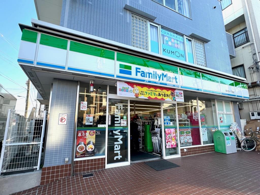 コンビニ　ファミリーマート 西が丘一丁目店（コンビニ）まで239m