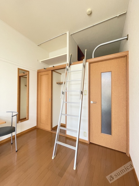 収納　室内をスッキリと見せることができる。ベット下部は大容量収納。