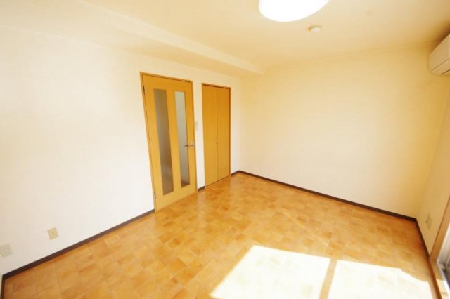 その他部屋・スペース　落ち着いた色調の寝室です