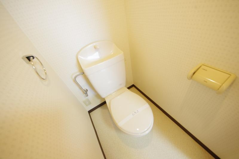 トイレ　落ち着いた色調のトイレです