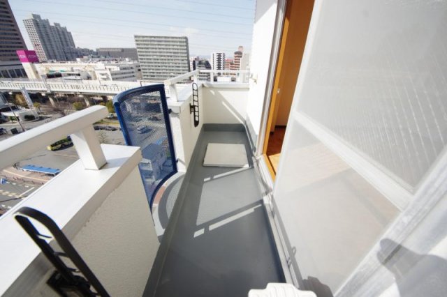 バルコニー　暖かな日差しのふりそそぐバルコニー