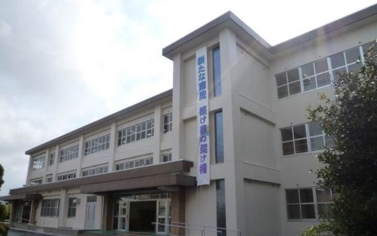 中学校　朝倉市立南陵中学校（中学校）まで824m