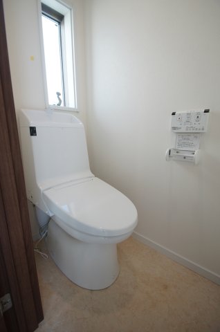 トイレ　個室タイプのトイレになります