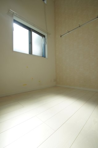 居室・リビング　明るい色合いの床材を使用した居室空間です