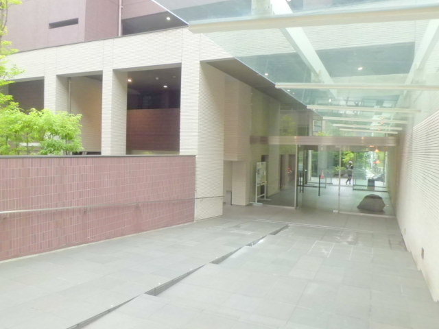 エントランス　安心のオートロック付き