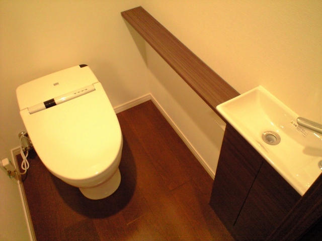 トイレ　タンクレスでスタイリッシュなトイレです♪