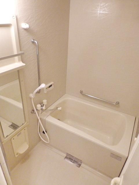 バス・シャワールーム　★追い焚き・鏡付のバスルームです★