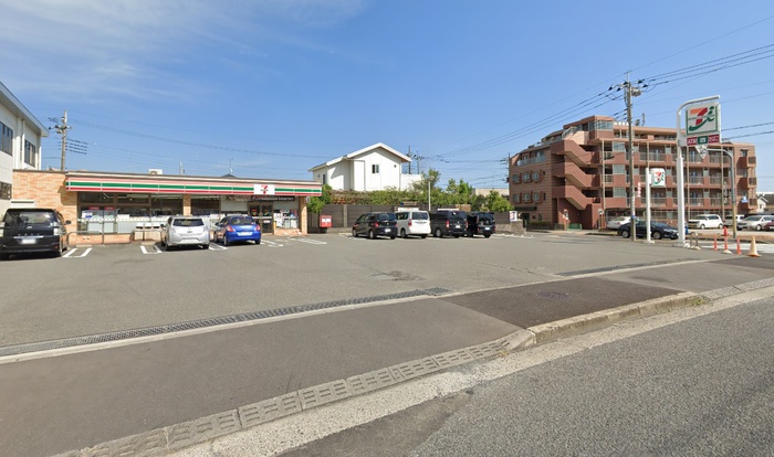 コンビニ　セブンイレブン（コンビニ）まで118m