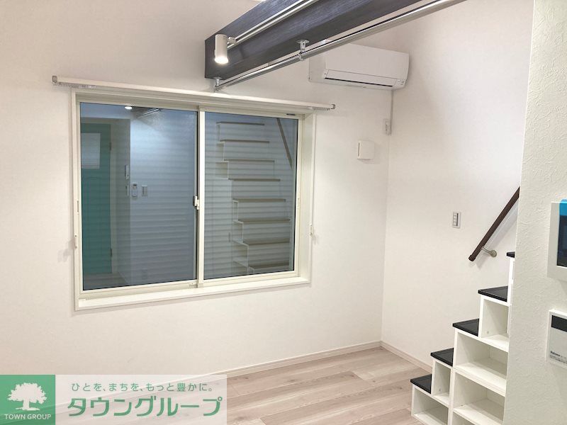 居室・リビング　白が基調の明るい室内に、梁（はり）やドアがアクセントでお洒…