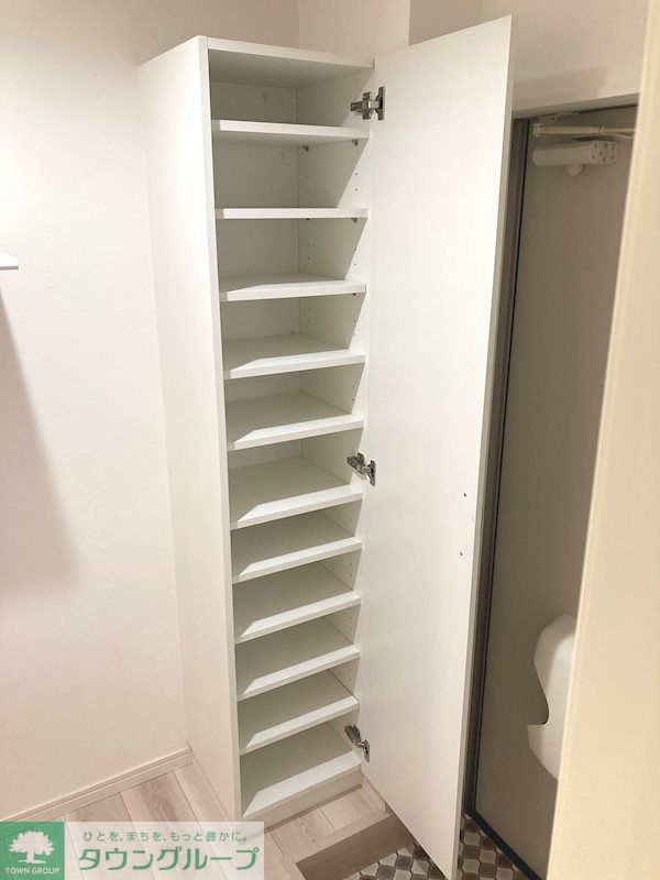 玄関　シューズボックスは棚の高さが調節可能でブーツも入ります！