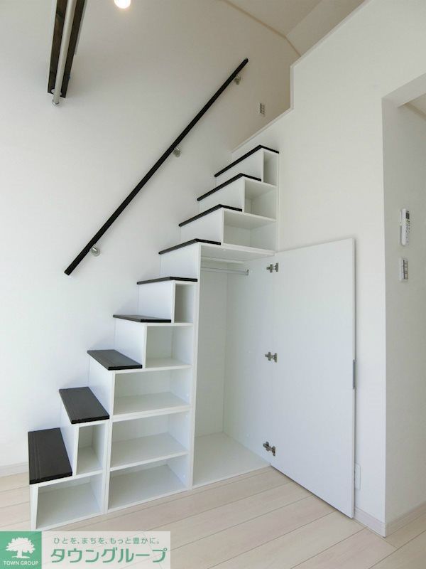 収納　ロフトへは階段で楽々上り下り♪側面はクローゼット＆棚になっ…