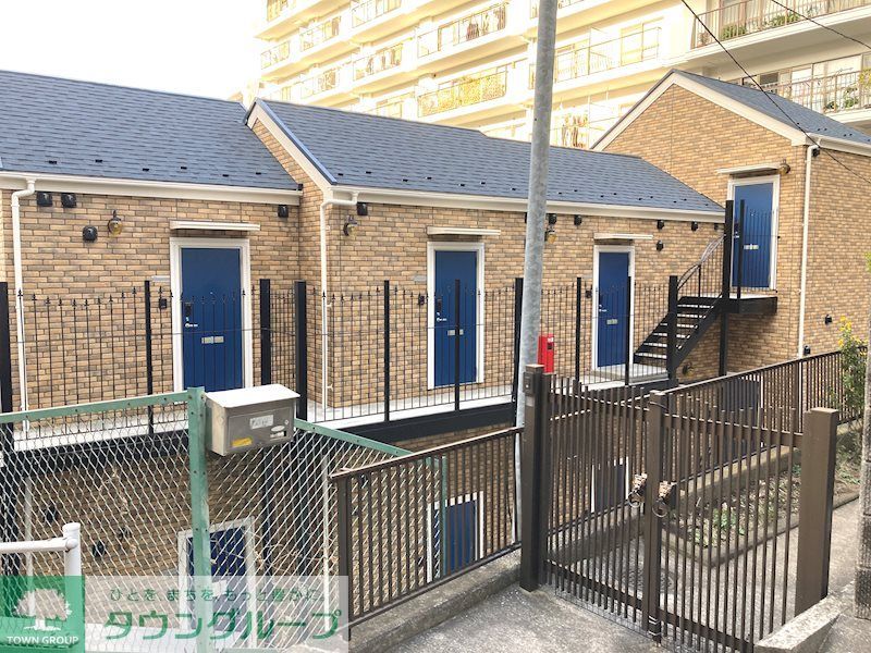 建物外観　重厚感のあるレンガ調の外観です！