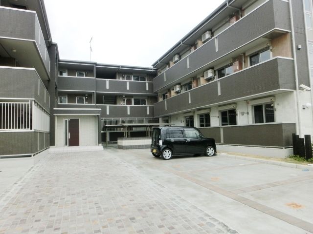 駐車場　ひろびろ駐車場は建物左右にもあり