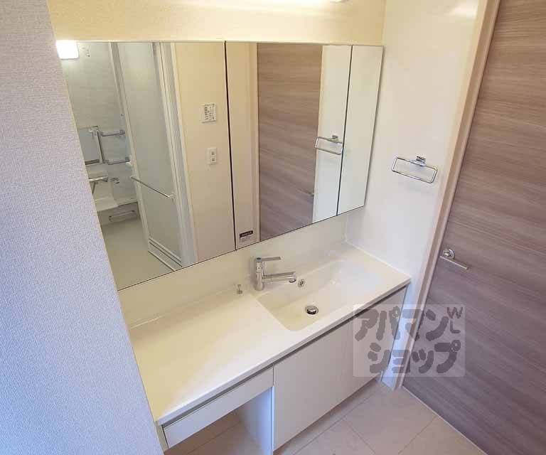 洗面設備　広々洗面台です。