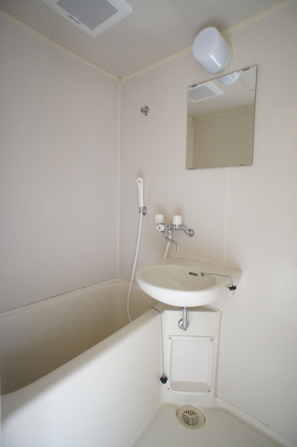 バス・シャワールーム　使いやすい☆洗面ボールと一体型のバスルームです♪
